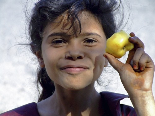 Que sera devenue cette fillette "à la pomme", en Eve innocente souriant à l'étranger ?